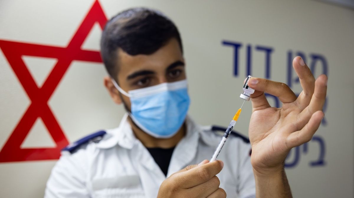 Izrael začne od neděle očkovat třetí dávkou vakcíny